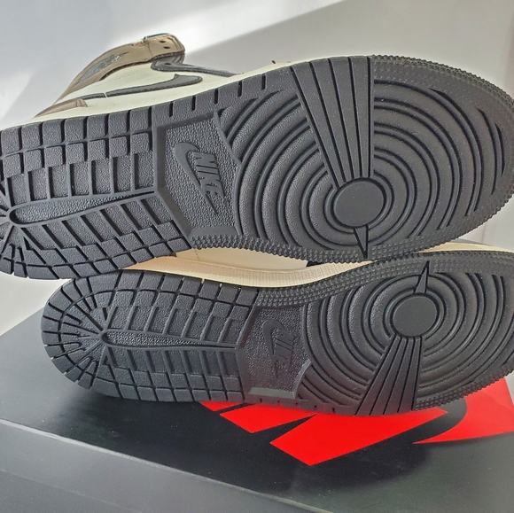 Jordan 1 High OG GS - Picture 2 of 7